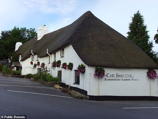 The Cott Inn завоевал титул «Паб года» и приз «Паб-сад года» на церемонии вручения наград Greene King's Night of Excellence Awards.