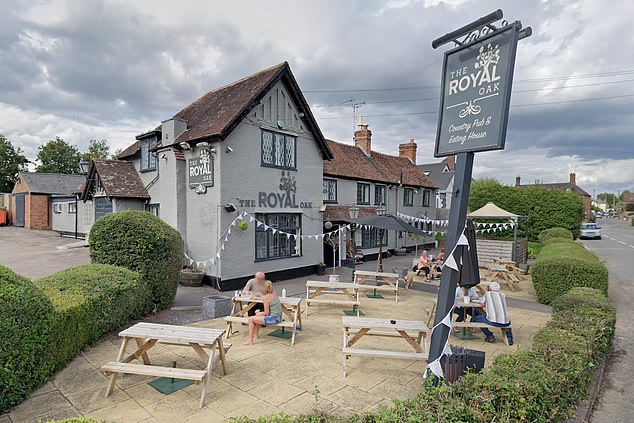 Ресторан Royal Oak в Брэндоне, Уорикшир, стал победителем конкурса Admiral Taverns Pub of the Year.