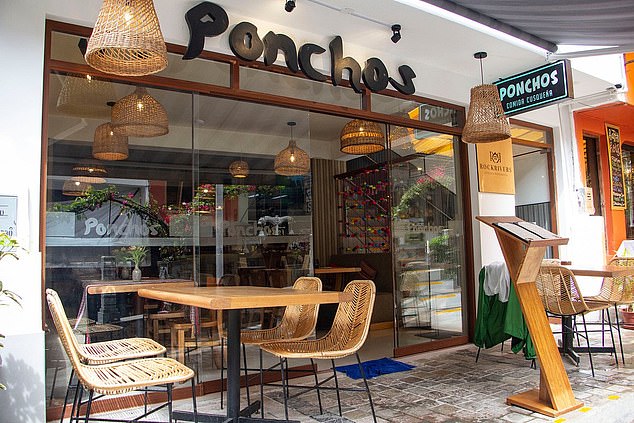 Первое место в категории «Скрытые сокровища» занял ресторан Ponchos Food & Wines в перуанском городе Агуас-Кальентес, известном как ворота в Мачу-Пикчу.