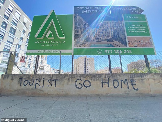 Слова «Go Home Tourist» («Возвращайтесь домой, туристы») были нацарапаны на английском языке на стене под рекламным щитом недвижимости в Ноу-Льеванте, Майорка, районе, который за последние несколько лет стал свидетелем массового притока иностранных покупателей.
