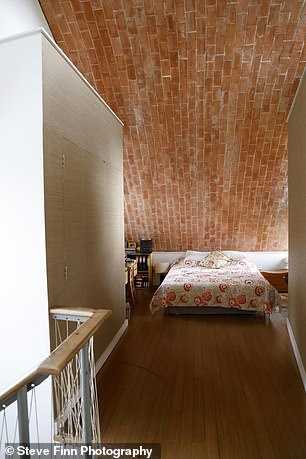 Спальня в доме Grand Designs в Стейплхерсте, Кент.