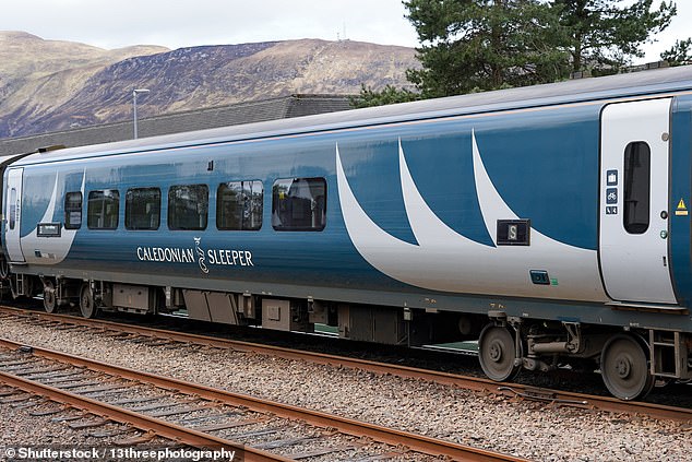 Насладитесь прекрасными горными пейзажами на поезде Caledonian Sleeper, который курсирует между Лондоном и Шотландией.