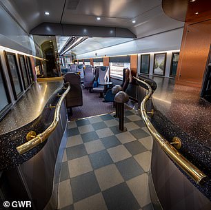 GWR Night Riviera может похвастаться вагоном-салоном с закусками и напитками, как показано выше.