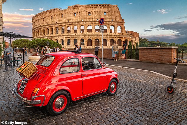 Италия зовет: Джо Кессель путешествует по Риму на старинном Fiat 500, останавливаясь у некоторых невероятных достопримечательностей, показанных в новых эпизодах сериала «Эмили в Париже» (изображение)