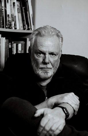 Питер (выше), родившийся и выросший в Глазго, говорит, что Гебридские острова «каким-то образом стали моим духовным домом».