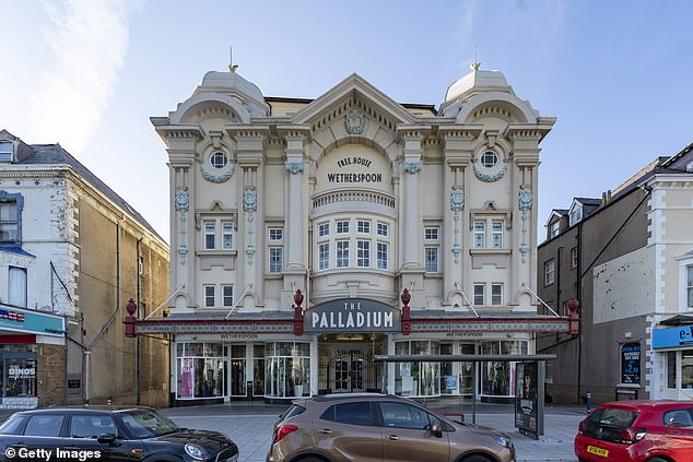 Palladium, здание-памятник архитектуры II категории в Лландидно, Северный Уэльс, на протяжении многих лет заслужило восторженные отзывы от впечатленных клиентов (изображение)