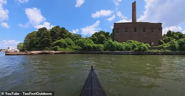 Создатель YouTube Two Feet Outdoors отправился на байдарках к острову Норт-Бразер, который находится в Адских воротах, опасном участке Ист-Ривер между Бронксом и островом Райкерс.