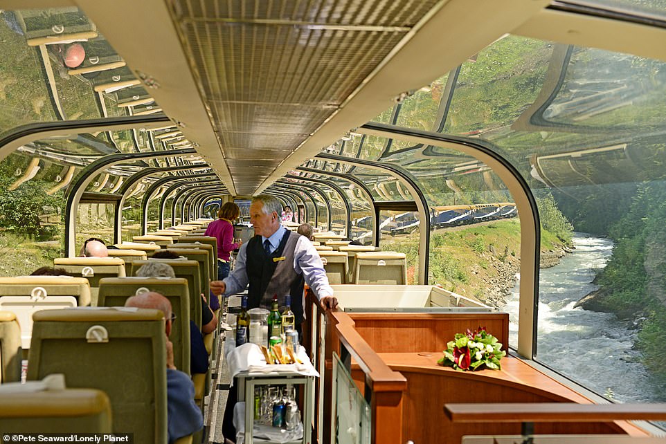 Rocky Mountaineer проезжает по захватывающим пейзажам, которые лучше всего видны из смотрового вагона класса GoldLeaf (вверху)