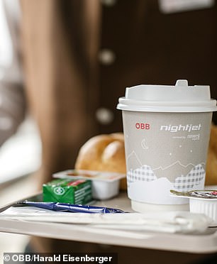 Путешественники могут приобрести напитки и закуски в поездах Nightjet.