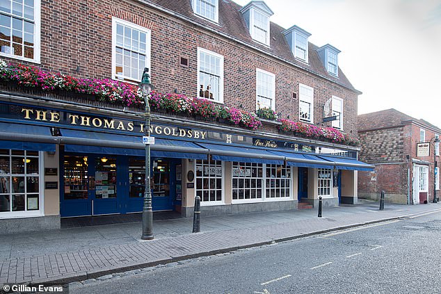 Софи Фостер регистрируется в отеле Thomas Ingoldsby Wetherspoon в Кентербери (вверху), одном из 50 отелей, управляемых этой сетью пабов по всей Великобритании.