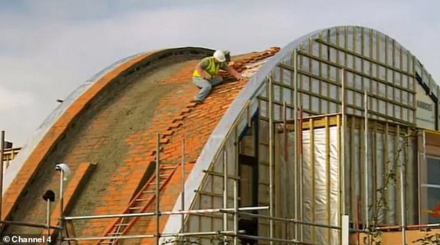 Ричард и Софи решили построить Passivhaus, энергоэффективное здание с арочной крышей шириной 20 метров и высотой девять метров, но толщиной всего 100 мм.