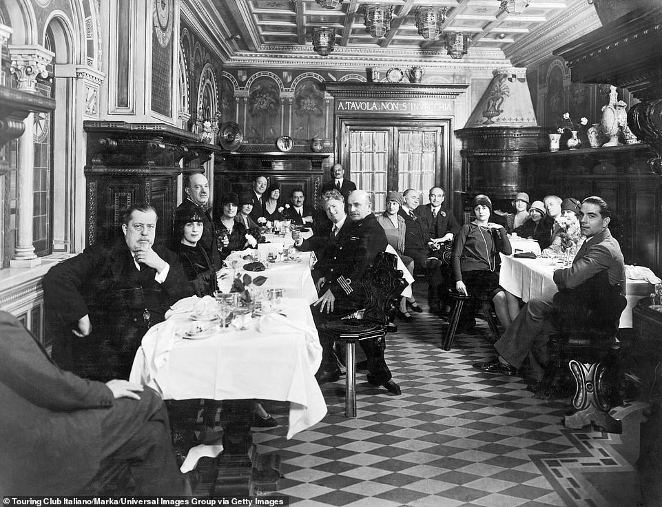 На фото столовая на борту Conte Verde в 1930-х годах. В статье Times, написанной, когда судно было спущено на воду в 1923 году, говорилось, что «богатство художественных деталей повсюду (на борту судна) напоминает о былом великолепии итальянского дворца». Надпись над дверью в задней части комнаты «A Tavola Non S'Invecchia» означает «За столом не стареют» и отражает радостный подход Италии к обеду