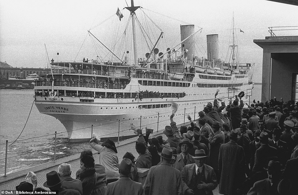 Conte Verde был запущен в 1922 году из Генуи в Италии в свой первый рейс в Буэнос-Айрес, Аргентина. На фотографии корабль изображен отправляющимся в более позднее путешествие из Генуи в 1936 году. Многие пассажиры использовали корабль для эмиграции и, возможно, навсегда прощались с Европой и своими семьями