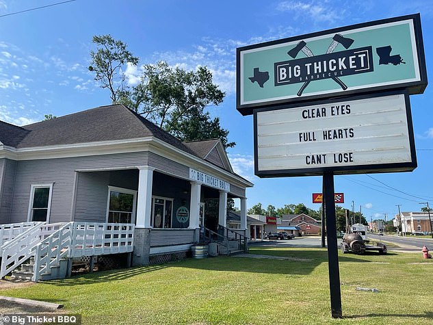 В городе ДеРиддер Катя обедает в ресторане Big Thicket BBQ, рассказывая, что оно славится своими персиковыми ребрышками из бурбона.