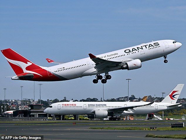 Qantas также недавно повысила сборы за изменение или отмену рейсов и изменение информации о пассажирах.