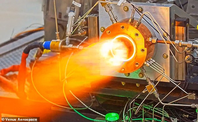 Компания Venus Aerospace заявляет: «VDR2 сочетает в себе высокую тягу и эффективность вращающегося детонационного ракетного двигателя (RDRE) с высокой эффективностью крейсерского полета прямоточного воздушно-реактивного двигателя».