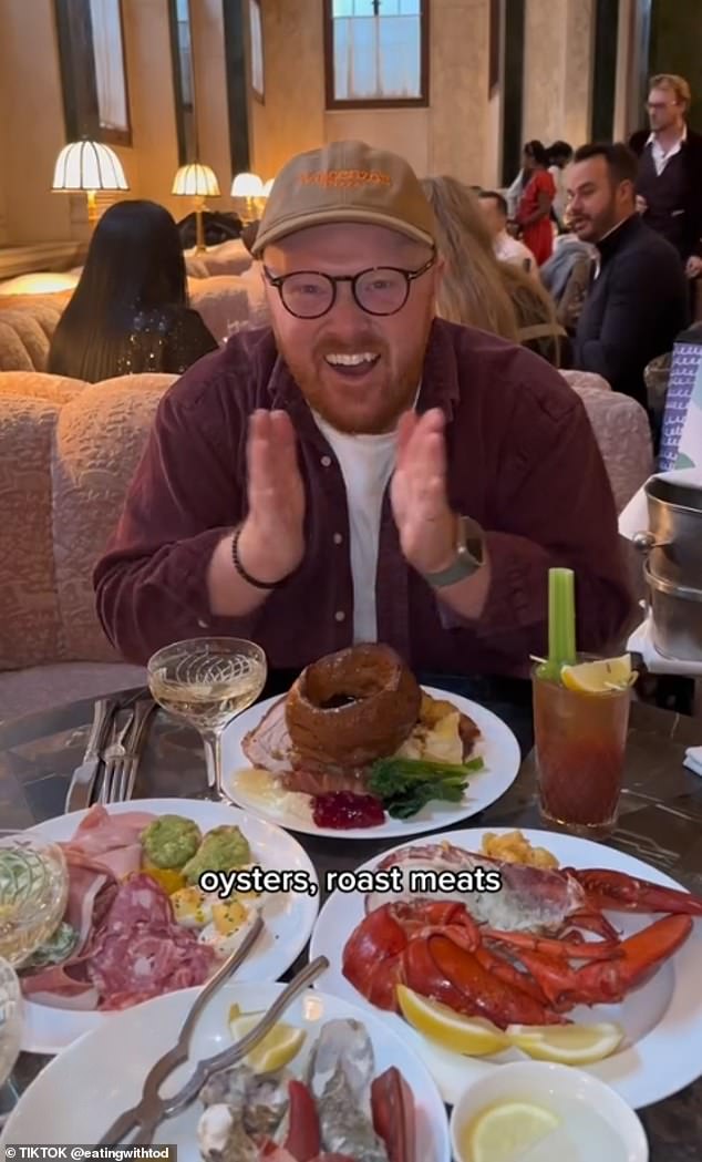 Среди этих более дорогих воскресных закусок - Ned's Feast в Millie's Lounge, где каждую неделю подают обед в неограниченном количестве.