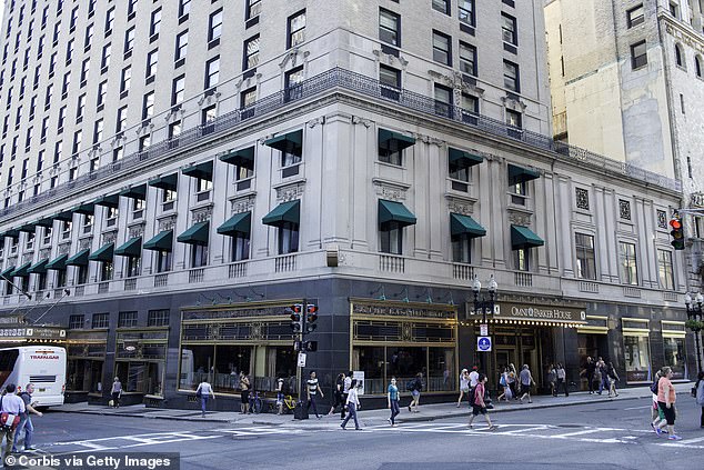 Харви Паркер, основатель Omni Parker House, якобы бродит по зданию и общается с гостями.
