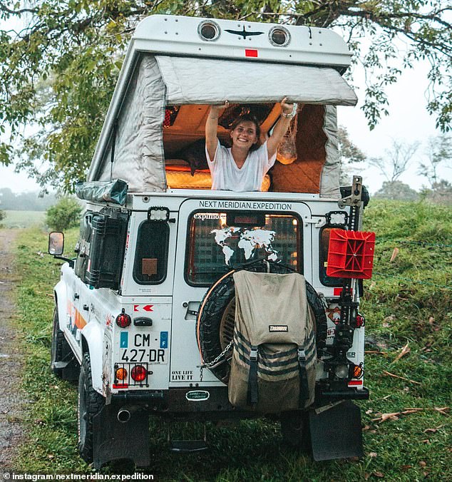 Они выбрали свой Land Rover Defender из-за его «откидной» крыши, которая «позволяет им находиться внутри» и имеет бонус безопасности — они могут добраться до водительского сиденья, не выходя из автомобиля. Фотография выше была сделана в Canon de Macho de Monte в Панаме.