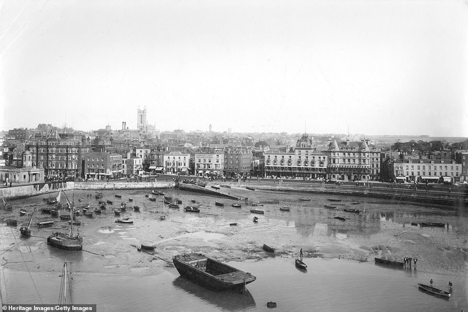 Эта фотография была сделана с точки зрения маяка Маргейта. На ней изображен город и его гавань примерно в 1900 году. Историческая Англия говорит: «Маргейт занимает важное место в истории морского отдыха», поскольку это был один из первых морских курортов страны. и «первый, кто предложил посетителям ванны с морской водой»