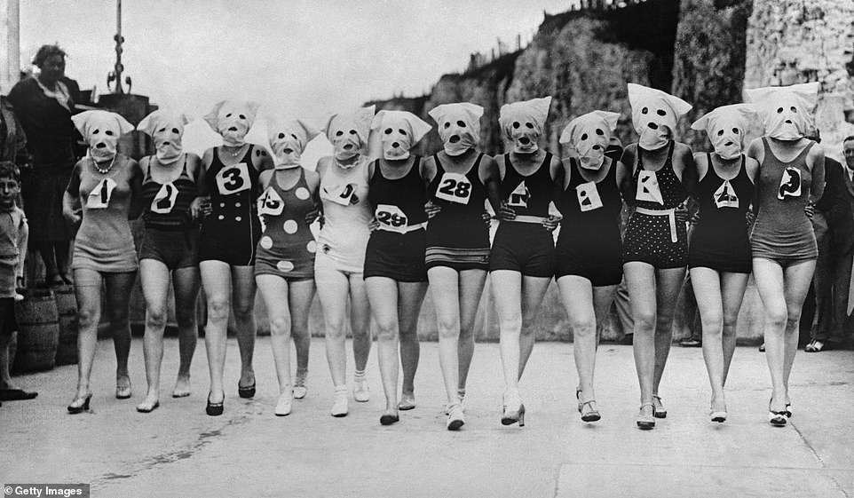 На этой фотографии, сделанной в 1932 году, участники принимают участие в конкурсе «Самая аккуратная фигура» в Маргейте. Их лица закрыты, поэтому судьи могут оценивать их только по телосложению.