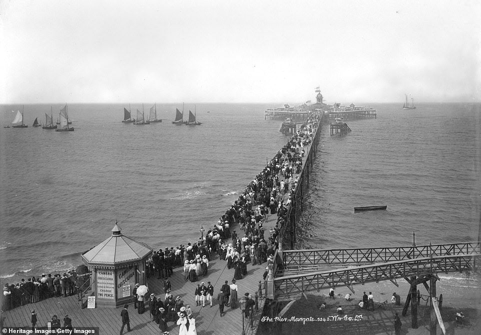 Туристов можно увидеть на городском пирсе около 1900 года. Пирс был построен в 1850-х годах, и, по данным English Heritage, его дизайн «включил в себя индийский стиль и декор». В нем добавляется: «Фундамент пирса был настолько прочным, что продержался более 100 лет. Окончательно он был разрушен в январе 1978 года сильным штормом.