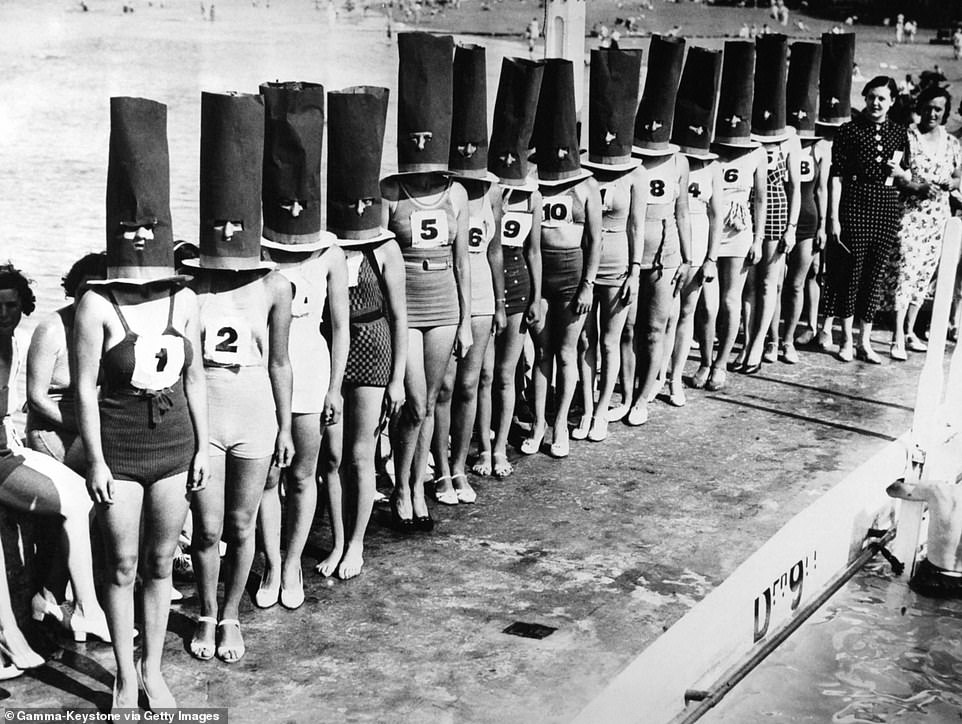 Конкурс «Самая аккуратная фигура» в 1936 году, где участники снова должны скрывать свои лица. На этом изображении для этой цели используются шляпы-дымоходы.