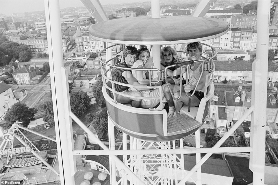 Английская поп-группа Bucks Fizz сфотографирована в парке развлечений Dreamland в 1982 году, через год после победы на конкурсе песни «Евровидение». Группа катается на Большом колесе тематического парка, открывшегося в 1980 году.
