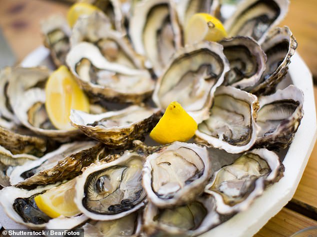 «Сырые морепродукты и недоваренное мясо, такое как стейк-тартар или редко приготовленные рибай, с большей вероятностью являются переносчиками болезнетворных микроорганизмов», — сказал доктор Детвайлер.