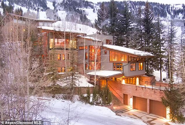 Проект развития Snowmass Base Village стоимостью 1 миллиард долларов приведет к появлению в этом районе новых роскошных магазинов, ресторанов, отелей и жилых домов.
