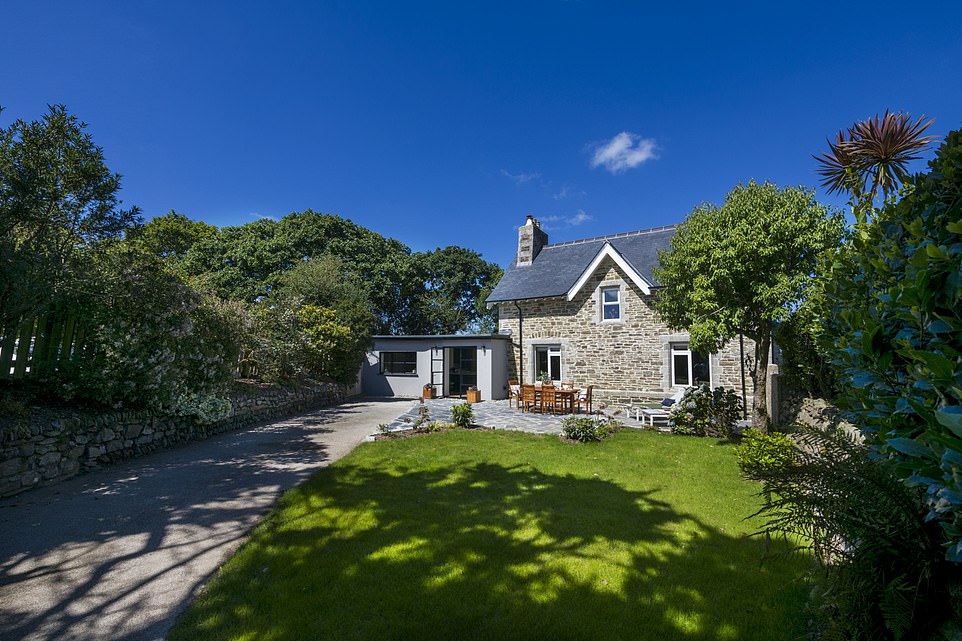 Цены на Trebah Lodge начинаются от £112 за ночь при проживании минимум три ночи.