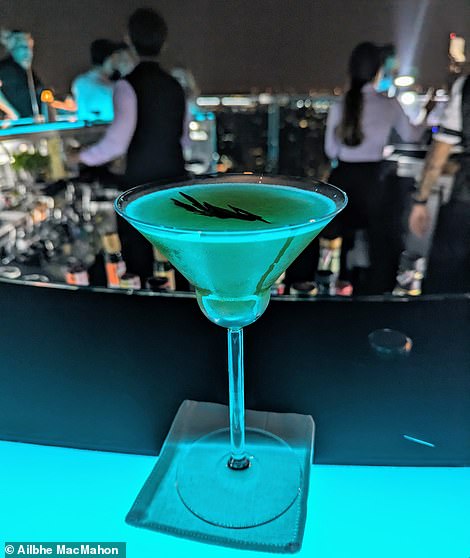 Выше изображен «Hangovertini», который продается за 1500 бат (33 фунта стерлингов/41 доллар США).