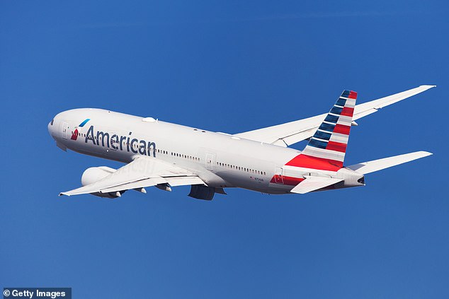 На Reddit пассажир American Airlines показал фотографию мужчины, сидящего на сиденье у окна (стоковое изображение)