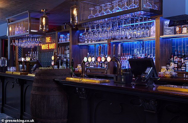 На фото выше бар White Hart's, где Нил наслаждается прохладительными напитками.