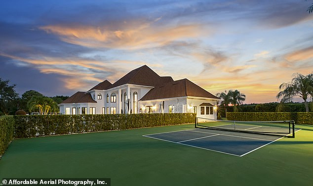 Чад Бишоп, риэлтор One Sotheby's International Realty, рассказал изданию, что ему понравилось сочетание полей для поло, бассейна и площадки для пиклбола, предлагающее что-то для людей всех возрастов.