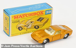 На фото: игрушечная машинка из оранжевого спичечного коробка.