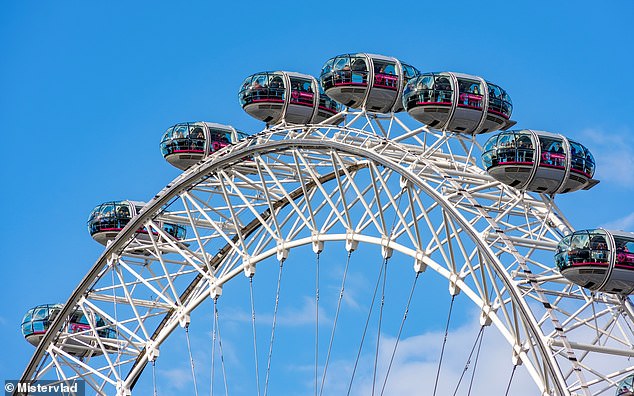 В театр «Лондонский глаз», принадлежащий Merlin Entertainments, билет для взрослых, забронированный заранее онлайн, стоит от 29 фунтов стерлингов.