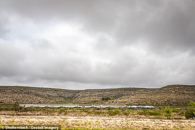Сандерсон получает девять поездов в неделю. На этом снимке поезд Amtrak Sunset Limited едет через пустыню недалеко от небольшого городка.