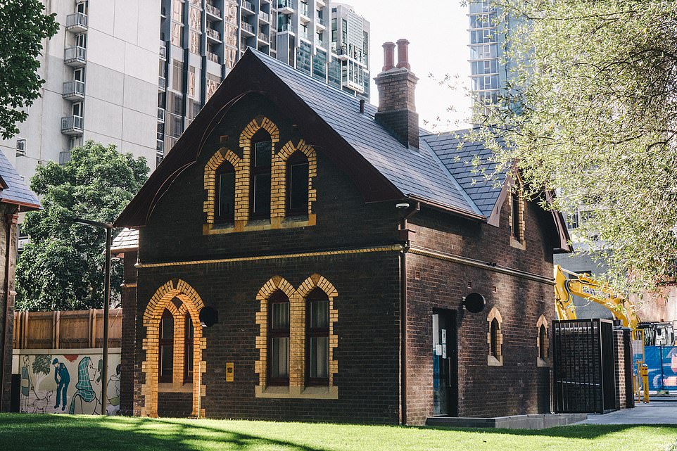 В Австралии лучшим баром является Melbourne's Caretaker's Cottage (вверху, № 21).