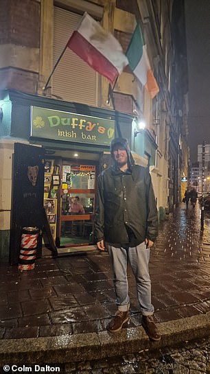Колм на фото возле ирландского бара Duffy's в Кракове.