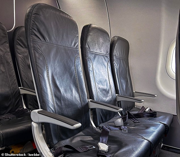 На самолетах BA A320 (вверху) избегайте ряда 30, у которого «узкий шаг сидений в 28 дюймов».