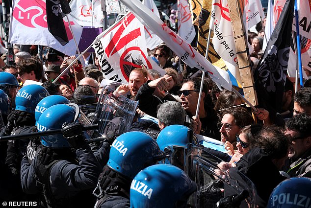 Люди столкнулись с полицией, протестуя против введения регистрационного и туристического сбора в Венеции, Италия, 25 апреля 2024 года.