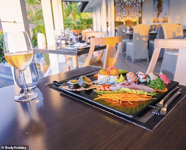 В BodyHoliday есть несколько ресторанов, в том числе паназиатский Tao (см. здесь).