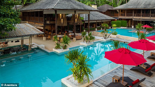 Лорен регистрируется в отеле Anantara Rasananda (на фото), который расположен на белом песке пляжа Тонг Най Пан Ной.