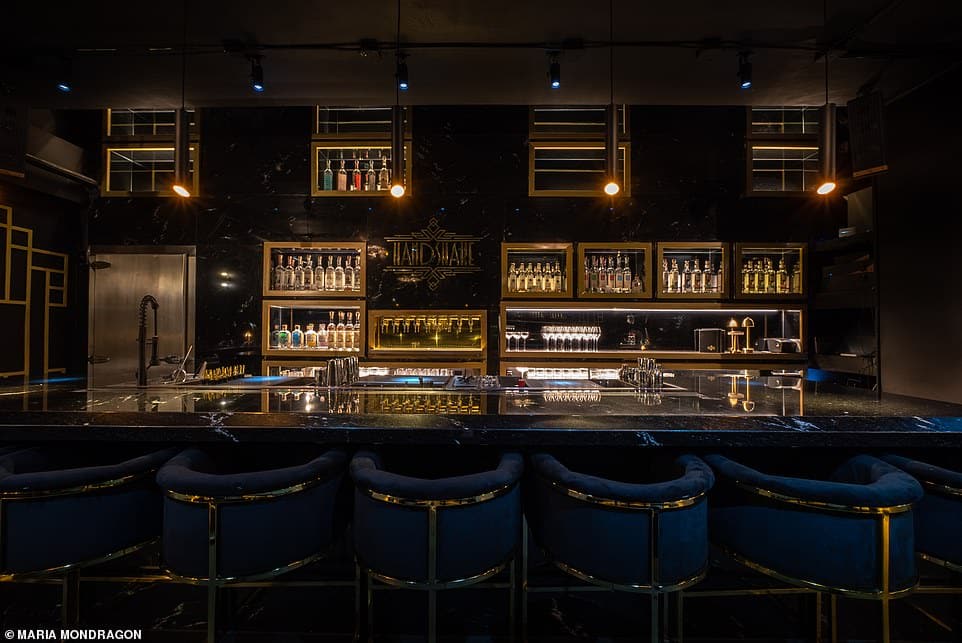 Handshake Speakeasy (вверху) в Мехико занимает первое место в рейтинге 50 лучших баров мира в 2024 году — первый победитель в Мексике