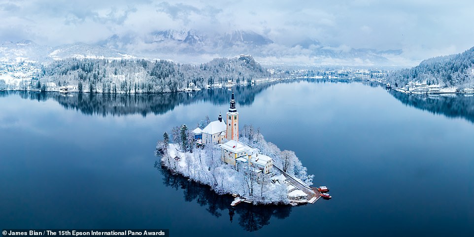 Американский фотограф Джеймс Биан сделал этот невероятный снимок церкви Марии Королевы на озере Блед в Словении. Он занял 30-е место в категории «Открытая искусственная среда».