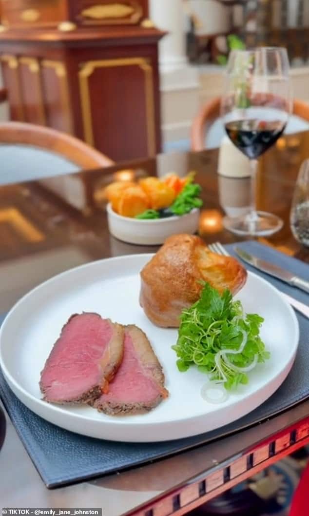 Одним из самых дорогих в списке является известное заведение — The Lanesborough Grill (на фото) в Лондоне, где взимают колоссальные 75 фунтов за то, что они называют «сенсационным» обедом из трех блюд.