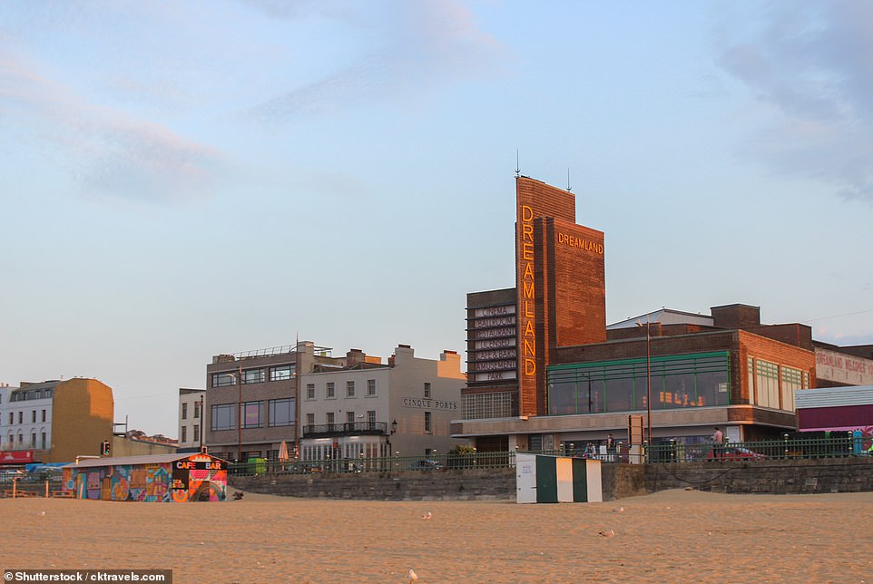 Знаменитый пляжный кинотеатр Dreamland в Маргейте открылся в 1935 году. На изображении выше он изображен в 2020 году, а на верхнем изображении - в 1930-х годах. Фонд Dreamland Heritage Trust говорит о том времени: «Неоновые вывески осветили ночное небо, привнося столь необходимый гламур в эпоху Великой депрессии, которая также оказалась годами бума кино». Совсем недавно здание в стиле ар-деко стало местом съемок фильма «Империя света» с Оливией Колман в главной роли. Кинотеатр Dreamland в настоящее время не работает.