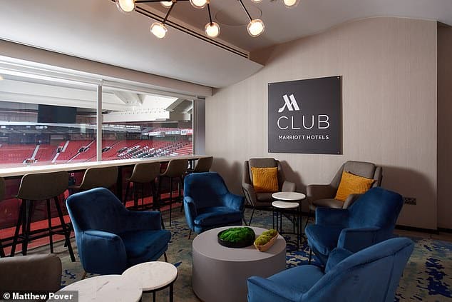 Тед Торнхилл из MailOnline Travel знакомится с VIP-люксом M Club Suite в отеле Marriott на Олд Траффорд (вверху)