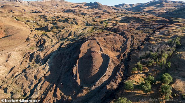 Курган в форме лодки, расположенный в двух милях от турецко-иранской границы, породил теории о том, что мог быть обнаружен «Ноев ковчег».